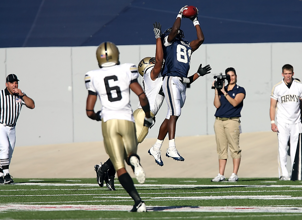 Wide Receiver Football Gloves That Will Give You an Edge