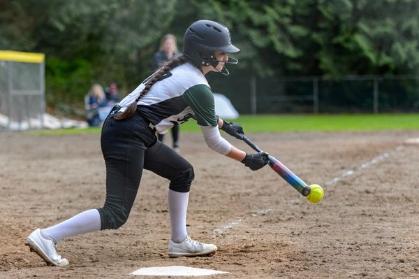 What’s the Difference Between Fastpitch and Slowpitch Softball?